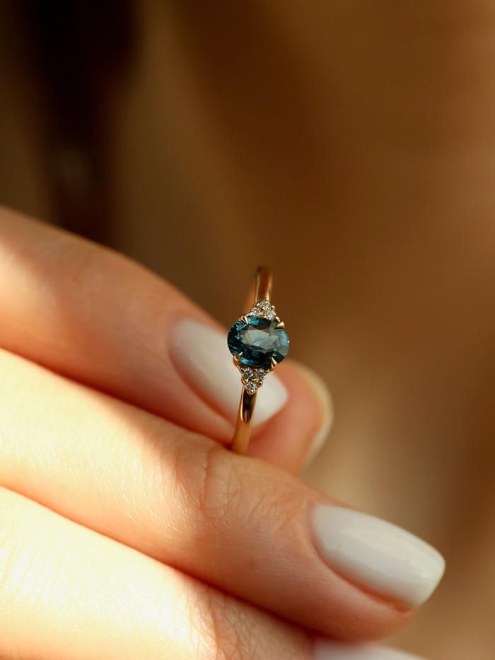 Nangi fine jewelry - teal / Peacock sapphire ring in yellow gold