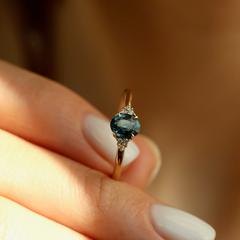 Nangi fine jewelry - teal / Peacock sapphire ring in yellow gold