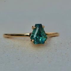 Nangi fine jewelry - blue sapphire ring in yellow gold