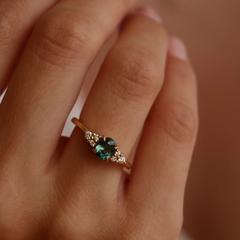 Nangi fine jewelry - teal / Peacock sapphire ring in yellow gold