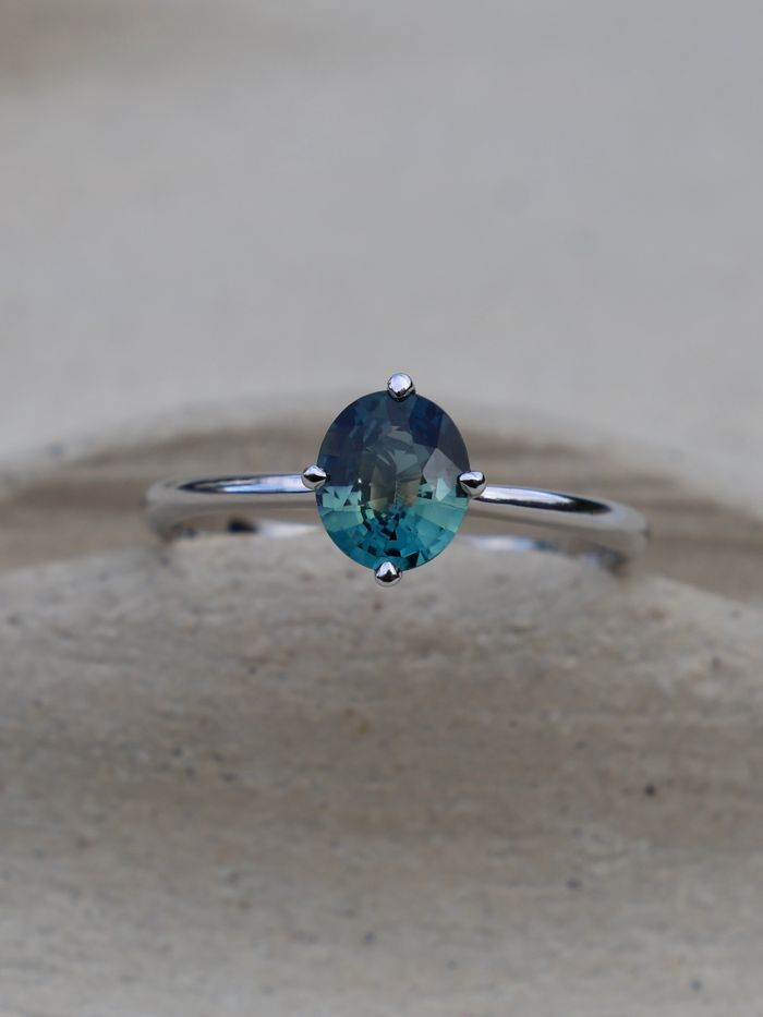 Nangi fine jewelry - blue sapphire ring in white gold