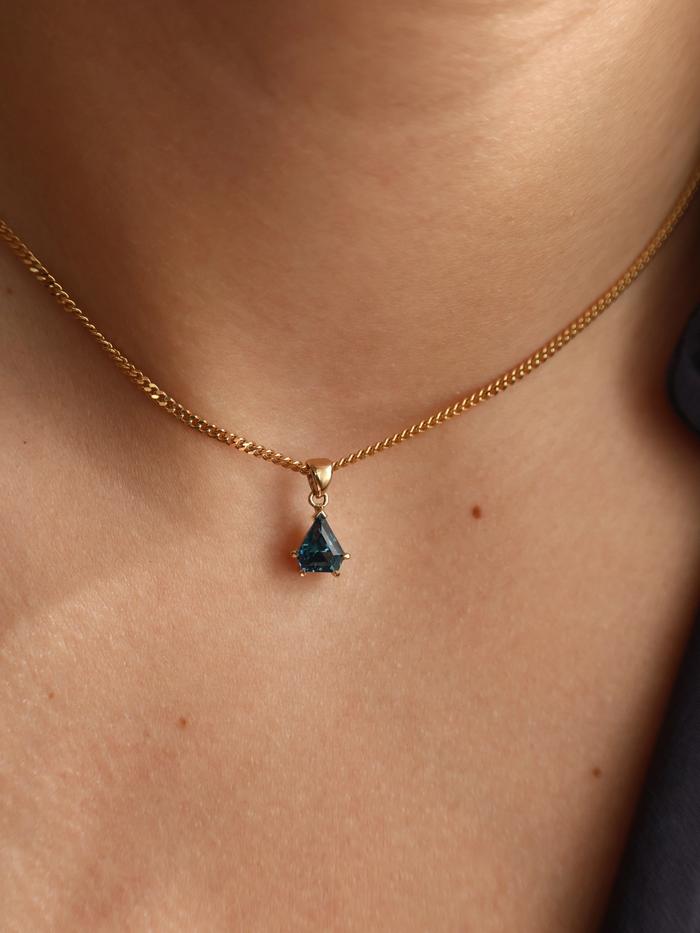 Nangi fine jewelry - blue pendant in yellow gold