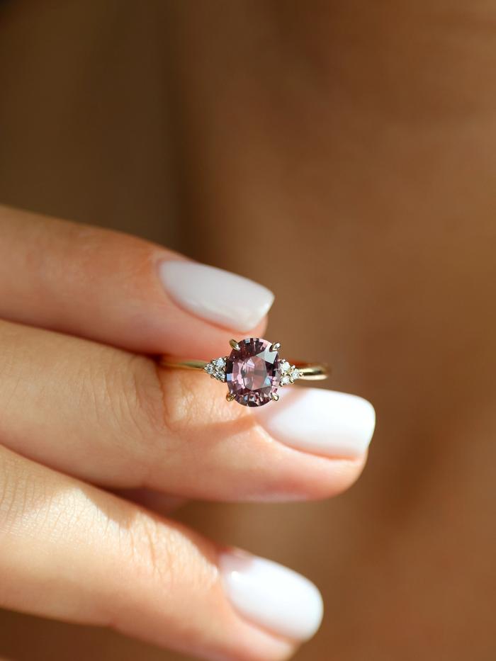 Nangi fine jewelry - purple ring in yellow gold