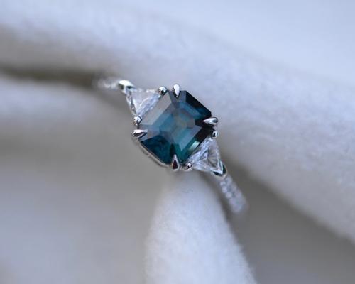 Nangi fine jewelry - teal sapphire ring in white gold