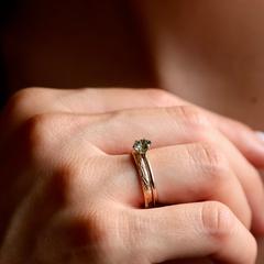Nangi fine jewelry - teal / Peacock sapphire ring in yellow gold