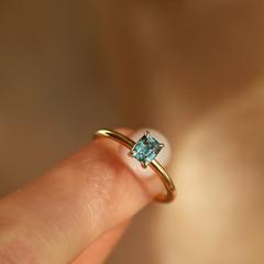 Nangi fine jewelry - blue sapphire ring in yellow gold