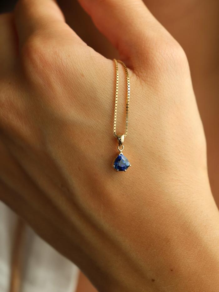 Nangi fine jewelry - blue pendant in yellow gold