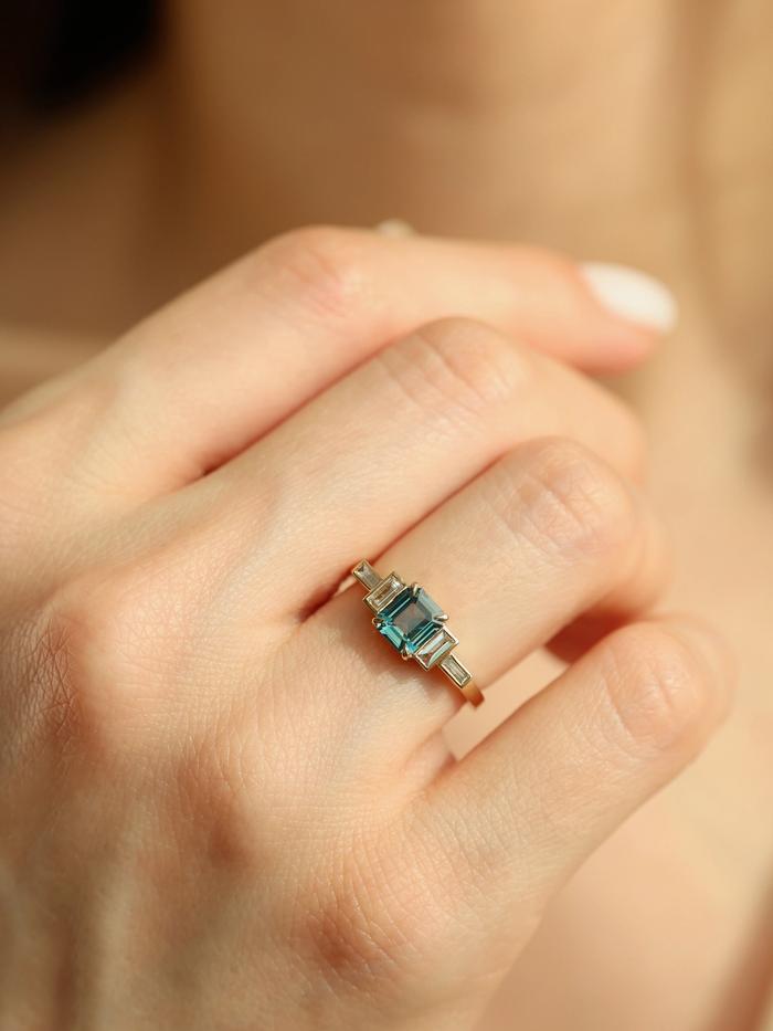 Nangi fine jewelry - teal / Peacock ring in yellow gold