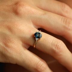 Nangi fine jewelry - teal / Peacock ring in yellow gold