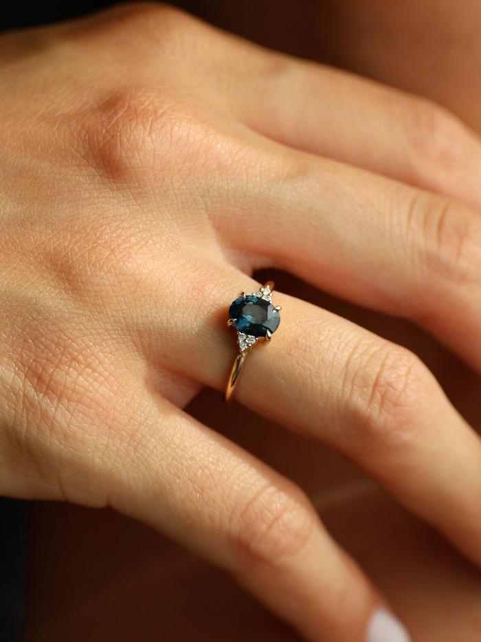 Nangi fine jewelry - teal / Peacock ring in yellow gold