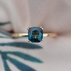 Nangi fine jewelry - blue spinel ring in yellow gold
