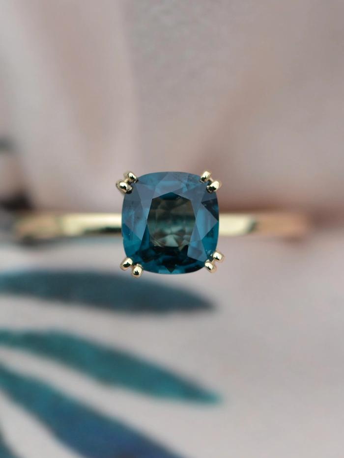 Nangi fine jewelry - blue spinel ring in yellow gold