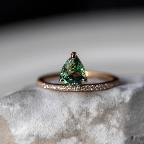Nangi fine jewelry - green sapphire ring in yellow gold