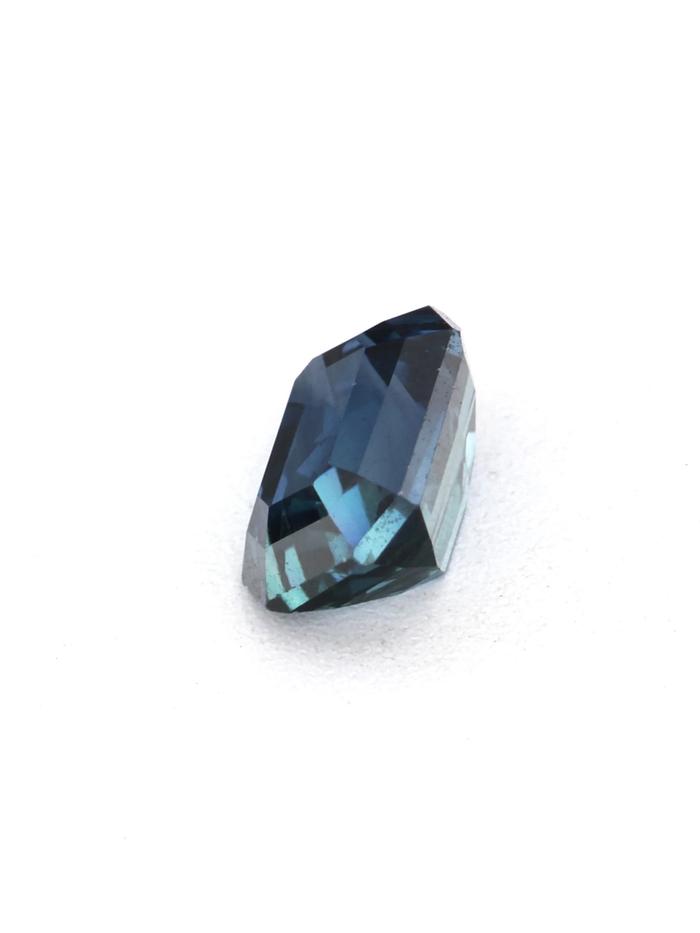 Nangi fine jewelry - blue sapphire gemstone in gold