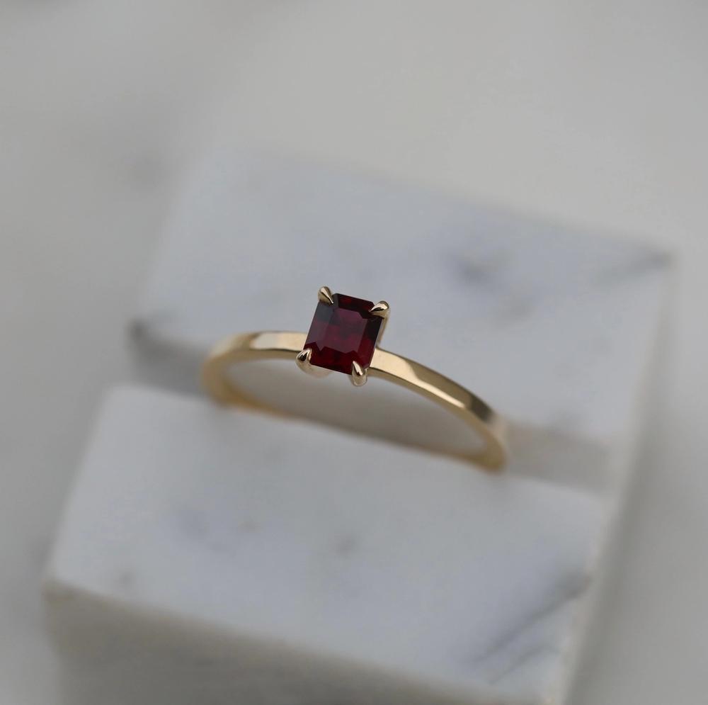 Nangi fine jewelry - ruby ring in yellow gold