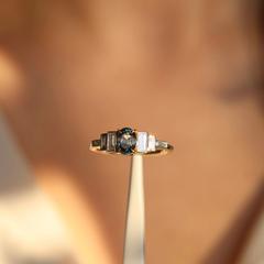 Nangi fine jewelry - teal / Peacock sapphire ring in yellow gold