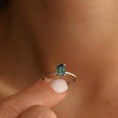 Nangi fine jewelry - teal / Peacock sapphire ring in white gold