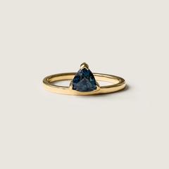 Nangi fine jewelry - teal / Peacock sapphire ring in yellow gold