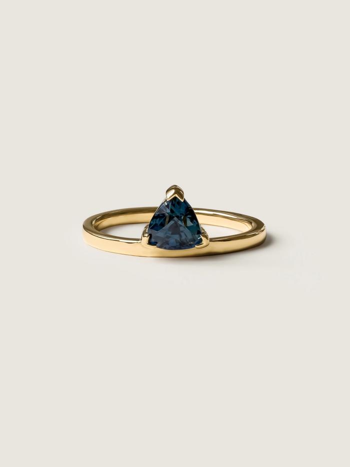 Nangi fine jewelry - teal / Peacock sapphire ring in yellow gold