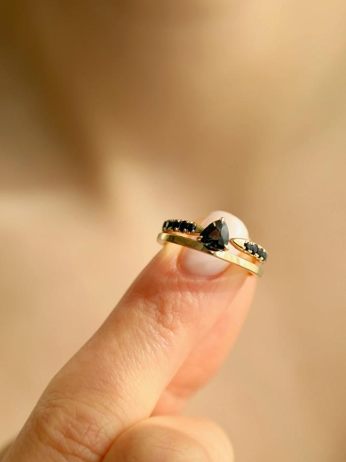 Nangi fine jewelry - black sapphire ring in gold
