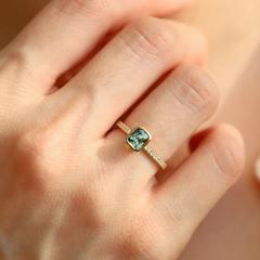 Nangi fine jewelry - teal / Peacock sapphire ring in yellow gold