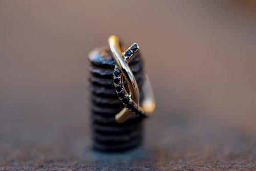 Nangi fine jewelry - black sapphire ring in yellow gold