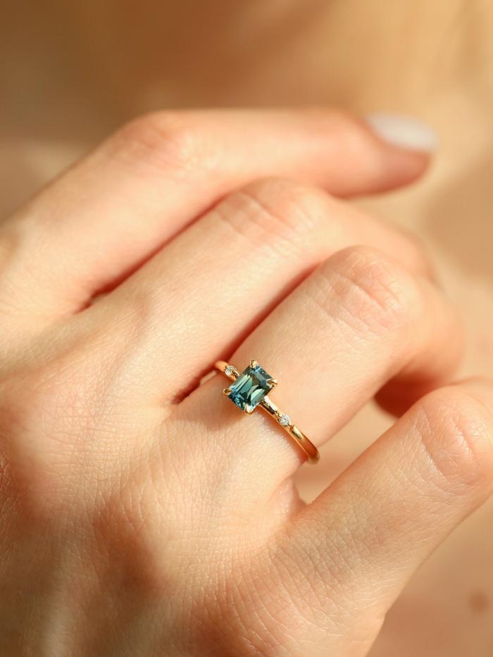 Nangi fine jewelry - teal / Peacock ring in yellow gold
