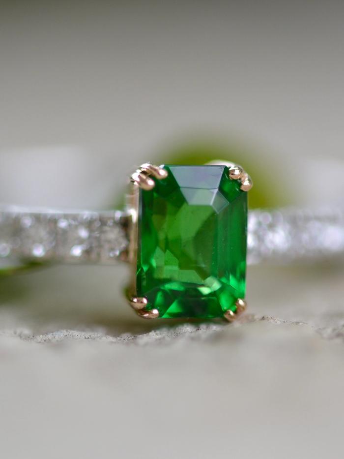 Nangi fine jewelry - green garnet ring in white gold