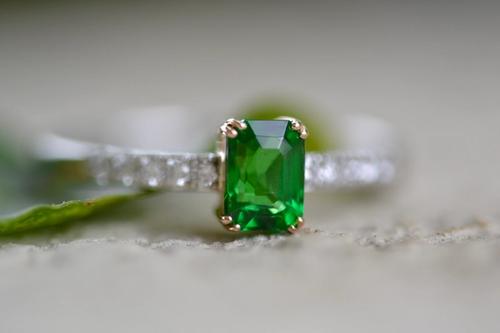 Nangi fine jewelry - green garnet ring in white gold