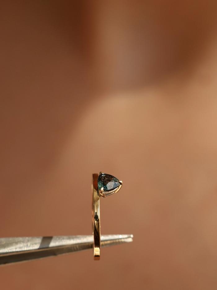 Nangi fine jewelry - teal / Peacock ring in yellow gold