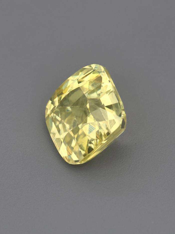 Nangi fine jewelry - yellow gemstone in gold