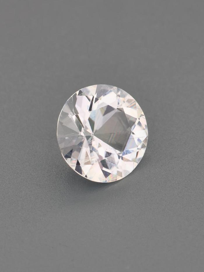 Nangi fine jewelry - white gemstone in gold
