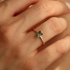 Nangi fine jewelry - teal / Peacock sapphire ring in yellow gold