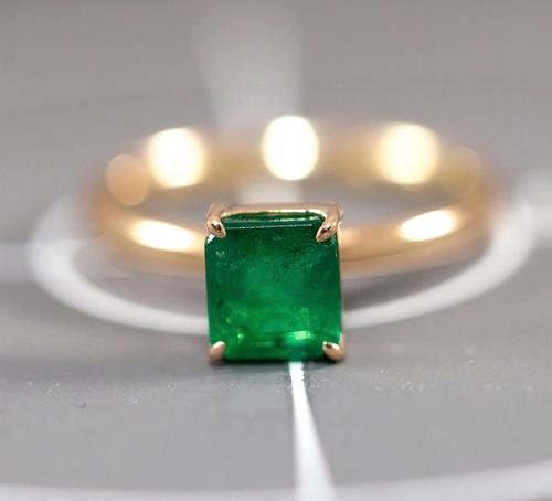 Nangi fine jewelry - green emerald ring in yellow gold