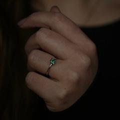 Nangi fine jewelry - green sapphire ring in white gold