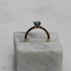 Nangi fine jewelry - blue sapphire ring in yellow gold