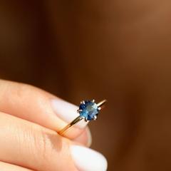 Nangi fine jewelry - teal / Peacock ring in yellow gold