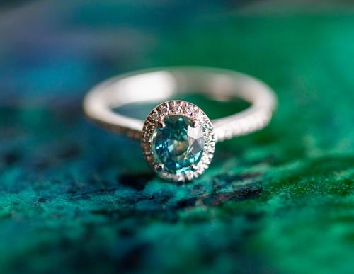 Nangi fine jewelry - green sapphire ring in white gold