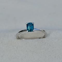 Nangi fine jewelry - blue sapphire ring in white gold