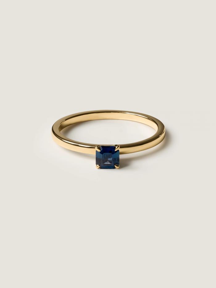 Nangi fine jewelry - blue sapphire ring in yellow gold