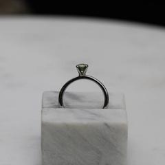 Nangi fine jewelry - green sapphire ring in white gold