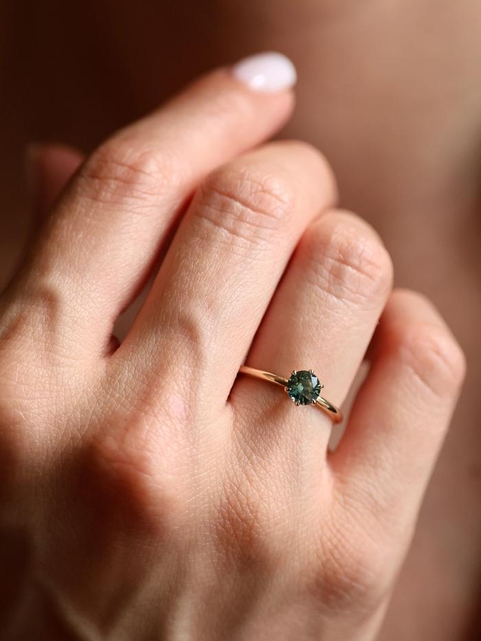 Nangi fine jewelry - teal / Peacock sapphire ring in yellow gold
