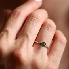Nangi fine jewelry - teal / Peacock sapphire ring in yellow gold