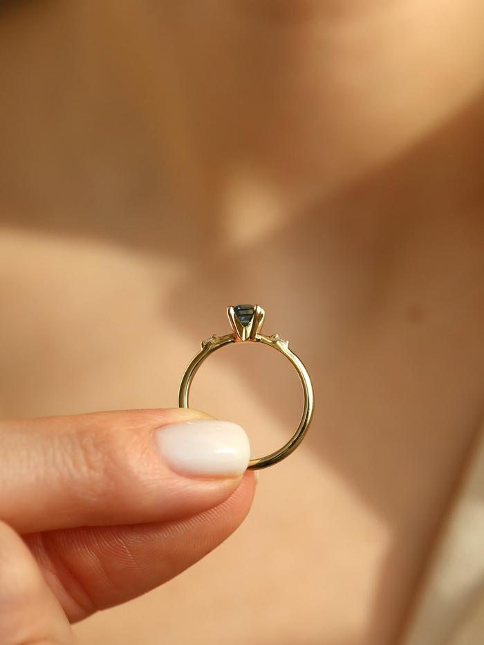 Nangi fine jewelry - teal / Peacock ring in yellow gold