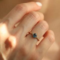 Nangi fine jewelry - teal / Peacock sapphire ring in yellow gold