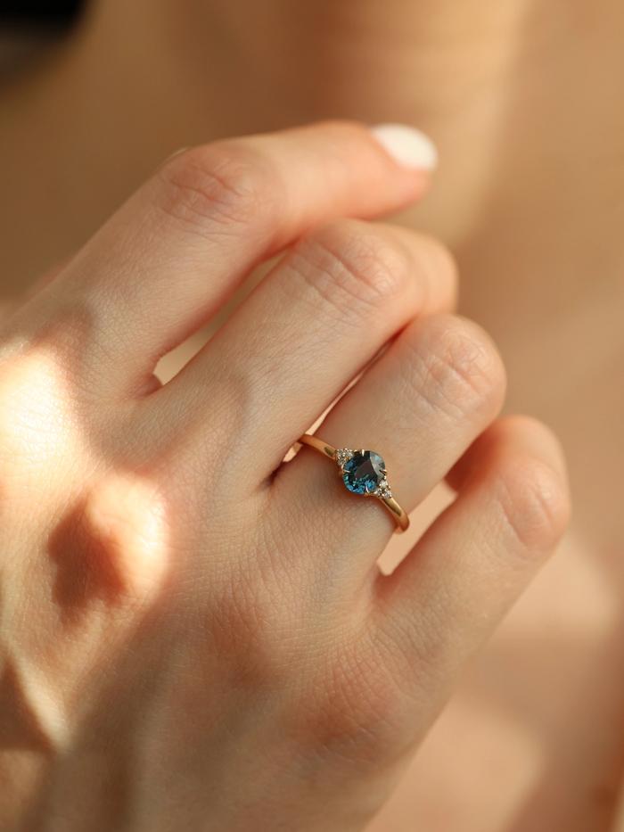 Nangi fine jewelry - teal / Peacock sapphire ring in yellow gold