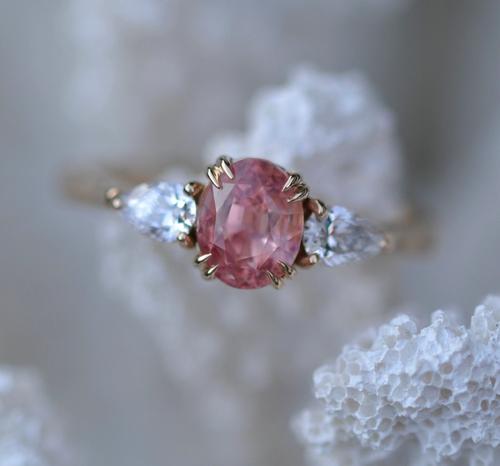 Nangi fine jewelry - orange sapphire ring in yellow gold