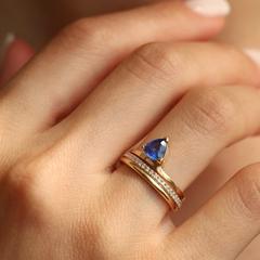 Nangi fine jewelry - blue sapphire ring in yellow gold