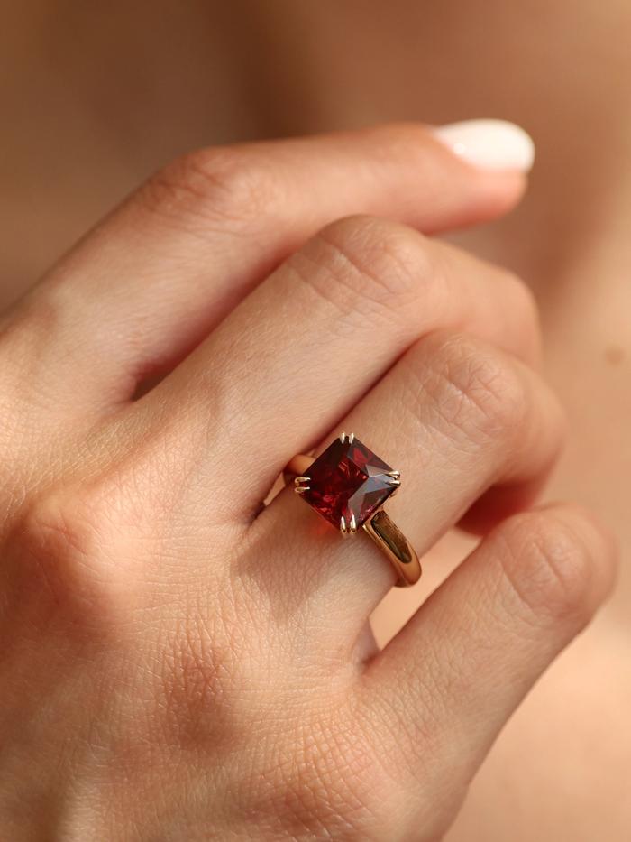 Nangi fine jewelry - red garnet ring in yellow gold
