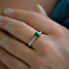 Nangi fine jewelry - green ring in white gold